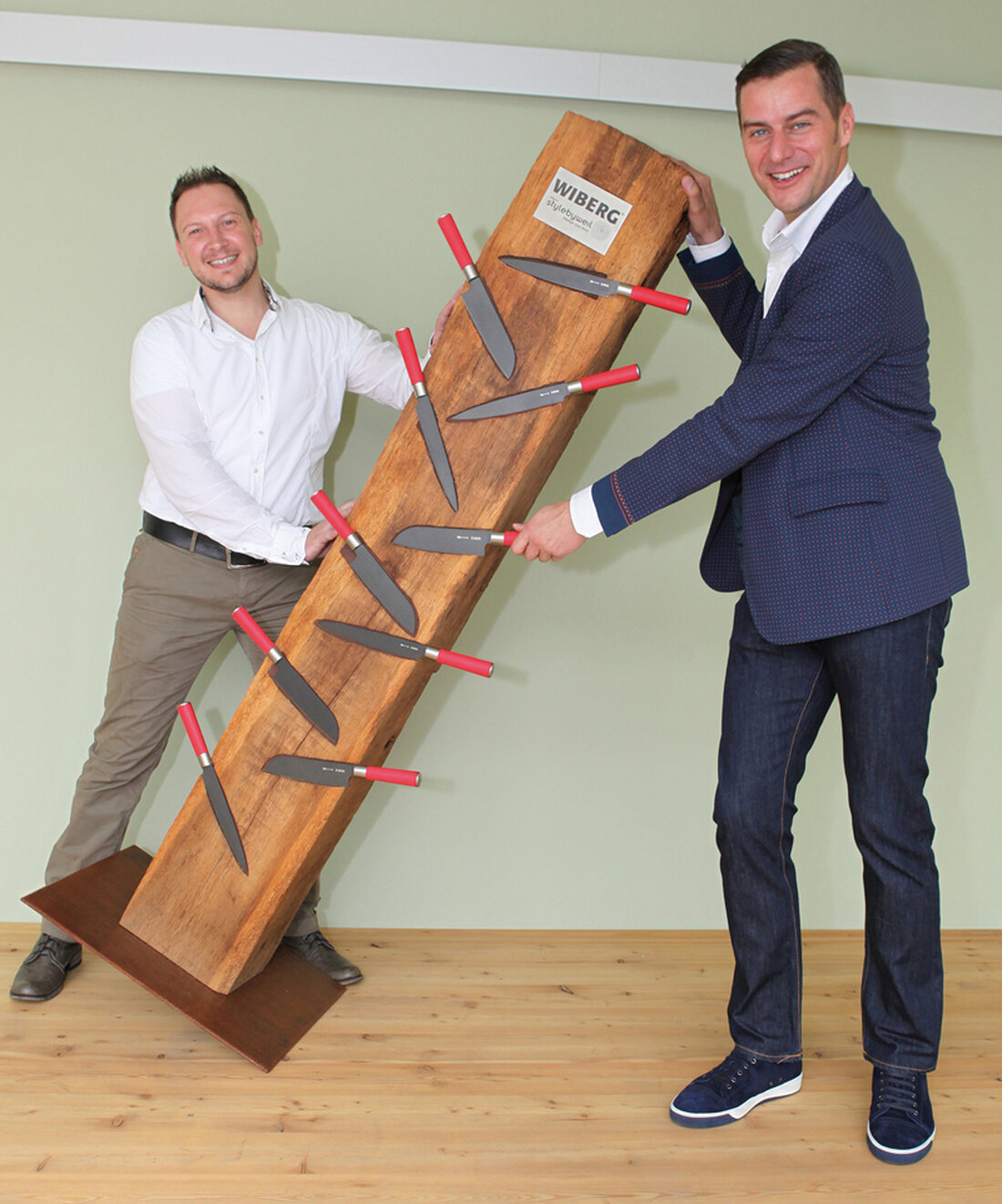 Frisch umgebaut öffnet das neue Kundenzentrum des österreichischen Gewürzherstellers bald ihre Tore. Zu diesem Anlass überreichte Kooperationspartner Sven Weil den wohl größten Messerblock der Welt