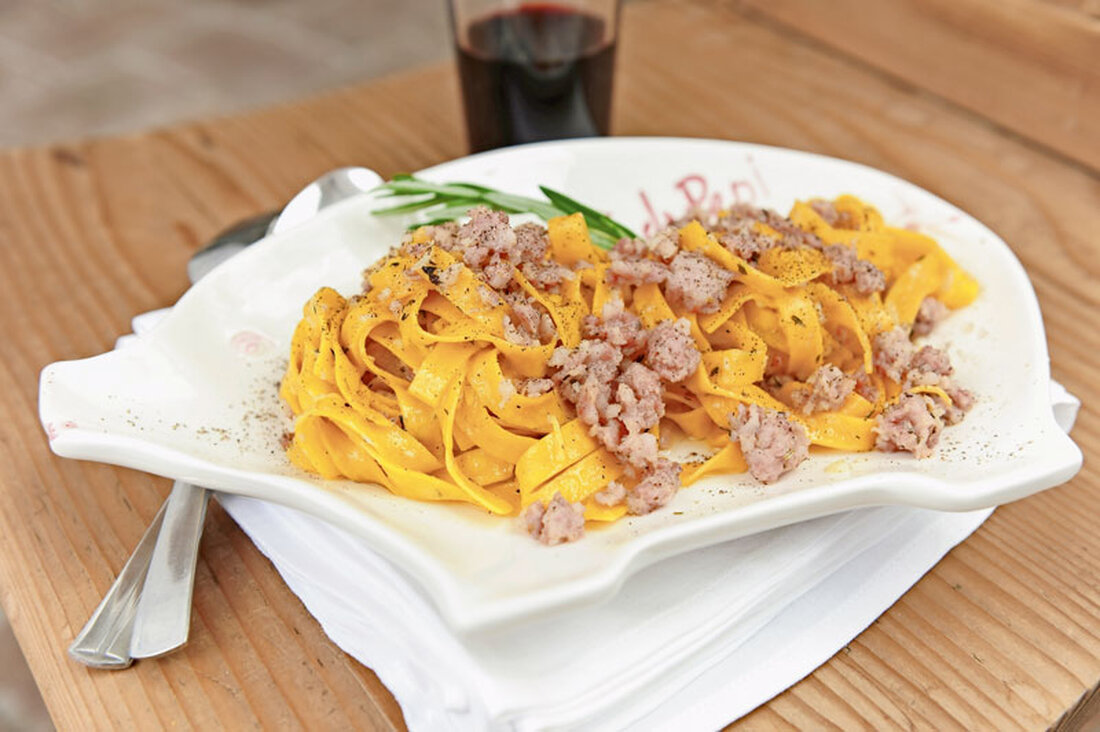 Wo gehobelt wird, fallen bekanntlich Späne – also ist es ganz normal, dass in einer Fleischerei Reste von Fleisch und Wurstwaren übrig bleiben.