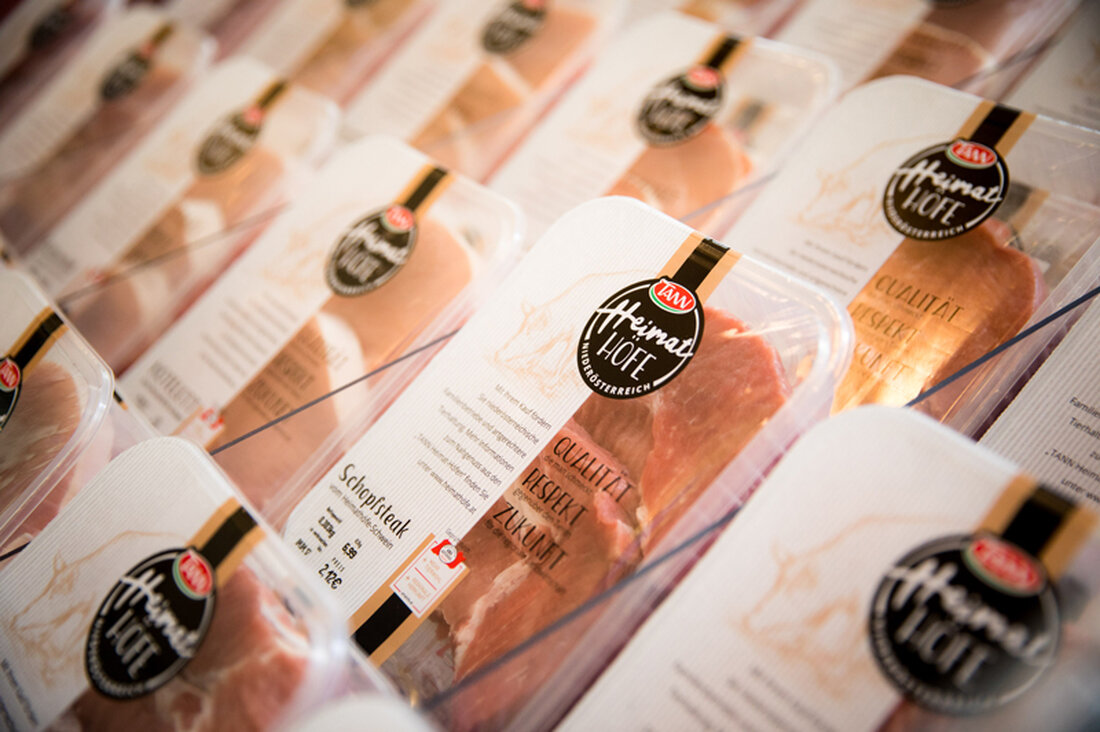 Mit „TANN-Heimathöfe“ wurde heute ein Tierwohl-Programm für Schweine vorgestellt, mit dem die Spar in Niederösterreich und Wien punkten will. Grundlage ist das AMA Tierwohl-Modul, das auch schon beim Programm „Gustino Stroh“ zum Einsatz kommt, das die Spar ebenfalls mitträgt.