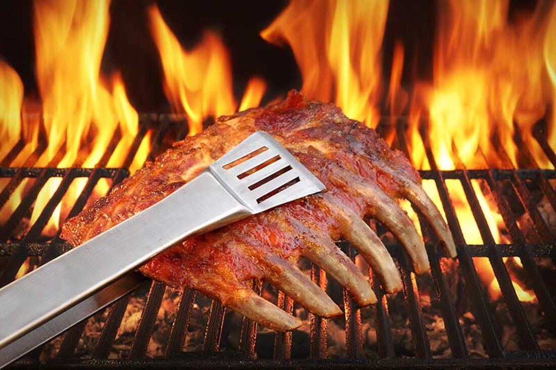 Die Umweltorganisation Greenpeace hat das Angebot an Grillfleisch und -geflügel in Supermärkten untersucht - im Hinblick auf Bio-Qualität, gentechnikfreie Produktion und Herkunft aus Österreich. Die Noten „ausgezeichnet“ und „sehr gut“ wurden nicht vergeben, Testsieger ist Spar, vor Merkur und Sutterlüty, deren Angebot jeweils als „gut“ bewertet wurden.