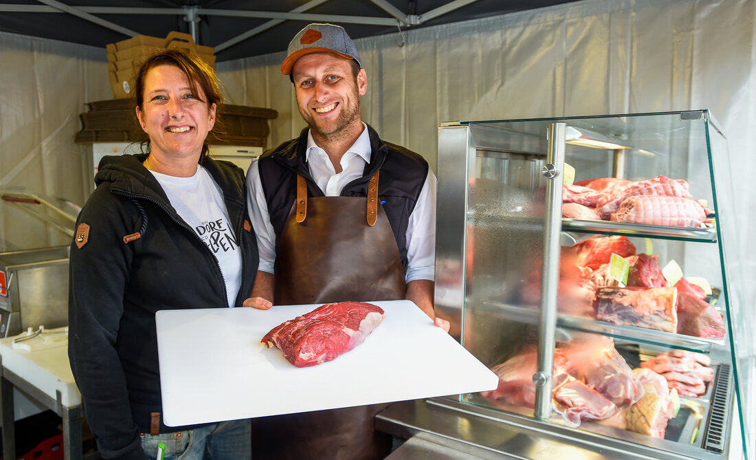 Unter dem Motto „Der Bauer kommt in die Stadt“ initiierteClaudia Kogler(l.) vom Innsbrucker Restaurant „die Wilderin“ am Innsbrucker Marktplatz „Das Dorf der Alpen“. Ein Wochenende lang präsentierten Tiroler Direktvermarkter ihre Produkte. Mit seiner Regional-Schlachtstelle in Wenns im Pitztal ist MetzgermeisterThomas Leitner(r.) ein wichtiger Partner für die Bauern und Direktvermarkter der Region und zerlegt und veredelt ihr Wildbret, Lamm, Rind &amp; Schwein fachgerecht.