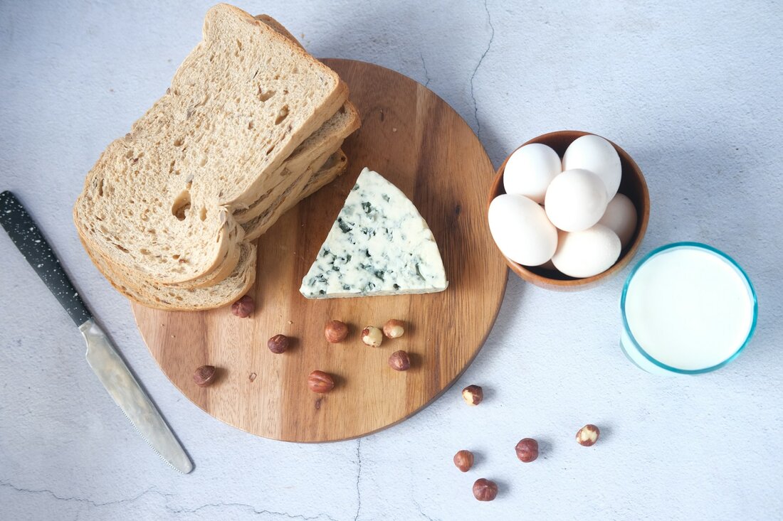 Immer mehr Menschen entscheiden sich aus ethischen Gründen für eine vegetarische Ernährung. Doch die Milchindustrie verursacht ebenso viel Tierleid und Umweltschäden wie die Fleischindustrie. Ein Phänomen, das in der Wissenschaft als Käseparadoxon bekannt ist, zeigt, dass Milchprodukte keine optimale Fleischalternative darstellen. **Vegetarismus und das Käseparadoxon: Ein Überblick** Auf den ersten Blick scheinen Milchprodukte eine gesunde und ethische Alternative zu Fleisch zu sein. Wer sich jedoch intensiver mit der Milchindustrie auseinandersetzt, wird schnell feststellen, dass auch hier Tiere leiden und die Umwelt stark belastet wird. Eine Studie der Wissenschaftlerinnen Devon Docherty und Carol Jasper von der Universität Schottland beleuchtet dieses sogenannte […]