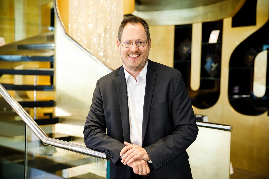 Kurzarbeit wird adaptiert Rainer Trefelik, Obmann der Bundessparte Handel in der Wirtschaftskammer Österreich (WKÖ), begrüßt die Ankündigung von Bundesministerin Aschbacher, die Kurzarbeit im Lichte der aktuellen Corona-Schutzmaßnahmen zu adaptieren. Die Corona-Kurzarbeit hat schon bisher wesentlich dazu beigetragen, Beschäftigung und Kaufkraft zu sichern. Die neuen Einschränkungen erfordern jedoch einige Anpassungen. Die unbürokratische und rasche Adaption sollte aber nicht nur für die von der Schließung betroffenen Betriebe gelten, sondern auch für den Handel. „Ich rechne in den nächsten Wochen damit, dass auch im Handel weniger Mitarbeiter gebraucht werden. Um die Arbeitsplätze zu sichern und zu erhalten, muss auch für die Handelsunternehmen die …