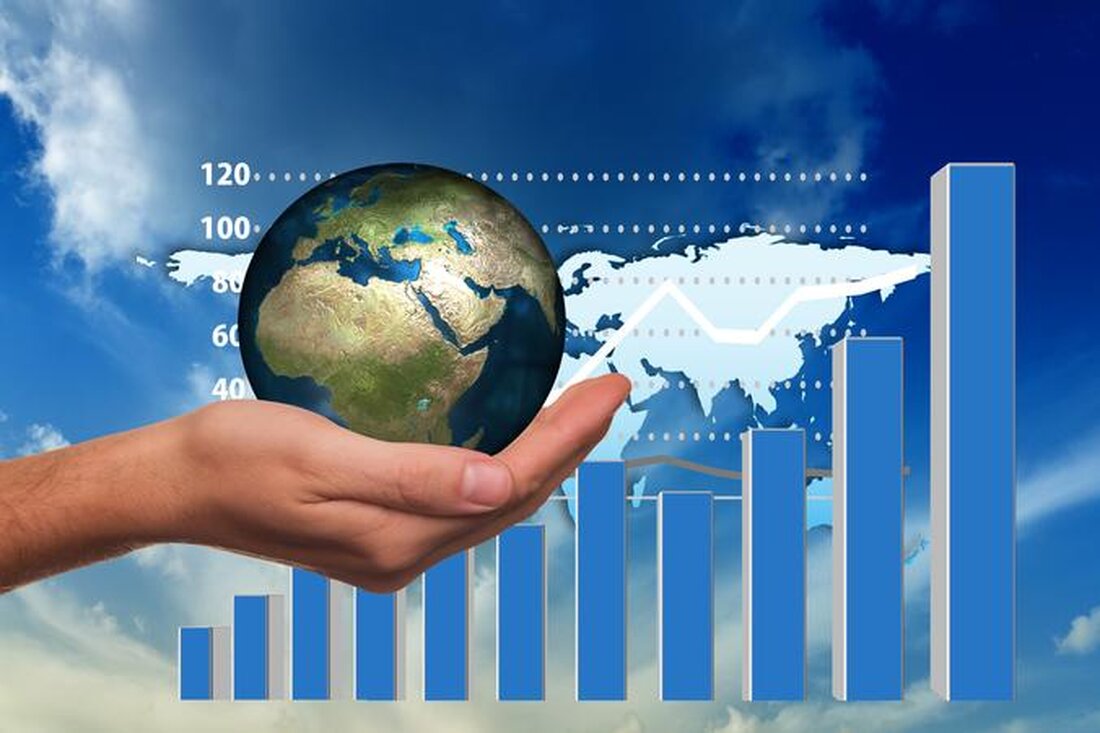 Der FAO-Lebensmittelpreisindex, ein wichtiger Indikator für die weltweiten Preise ausgewählter Agrarrohstoffe, verzeichnete im Dezember 2023 einen signifikanten Rückgang. Dieser Trend spiegelt sich besonders in den internationalen Zuckernotierungen wider, die den größten Einbruch erlebten. FAO-Bericht: Sinkende Preise im globalen Überblick Allgemeiner Rückgang im Dezember 2023 Im Dezember 2023 sank der FAO-Lebensmittelpreisindex auf durchschnittlich 118,5 Punkte. Dies entspricht einem Rückgang von 1,5% gegenüber November 2023 und 10,1% gegenüber Dezember 2022. Im gesamten Jahr 2023 lag der Index um 13,7% unter dem Durchschnitt des Vorjahres. Zuckernotierungen mit stärkstem Rückgang Der internationale Zuckerpreisindex stach hervor, da er im Vergleichszeitraum einen Anstieg verzeichnete, obwohl er …