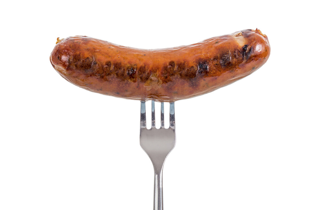 Wenn es um die Wurst geht, ist Österreichs Statistik nicht sehr aussagekräftig. Eine Umfrage der AMA (Agrarmarkt Austria) zeigt, dass die Haushalte zuletzt (2014) 108.000 Tonnen Wurst und Schinken gekauft haben. Was in der Gastronomie und am Würstelstand auf die Teller kommt, bleibt aber ein Geheimnis. Beim Fleischverbrauch wird die Wurstverarbeitung nicht extra ausgewiesen.