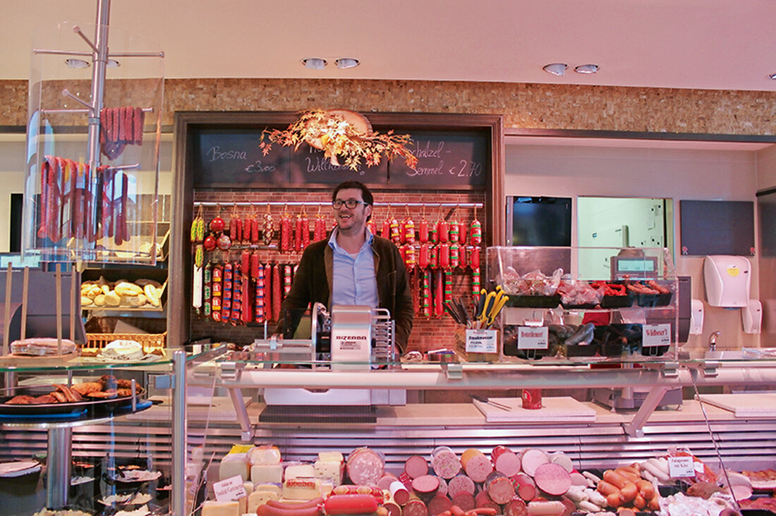 Bernhard Urban hat gut lachen. Aus der jüngsten „Wurst WM“, bei der immerhin 900 Produkte aus fünf Nationen bewertet wurden, ging er als höchstdekorierter Fleischer hervor (siehe auch Bericht auf Seite 1). Damit kann Urban nicht nur bei Einheimischen punkten, sondern auch bei den vielen Touristen, die nach St. Johann im Pongau strömen, wo der Bonusfleischer zwei Fachgeschäfte betreibt. Zudem beliefert die Urban GmbH &amp; Co KG die Gastronomie und selbstständige Lebensmitteleinzelhändler in der Region. Mit gerade einmal 35 Jahren ist Bernhard Urban schon ein „alter Hase“ in der Branche, hat er den elterlichen Betrieb doch schon im zarten Alter &hellip;