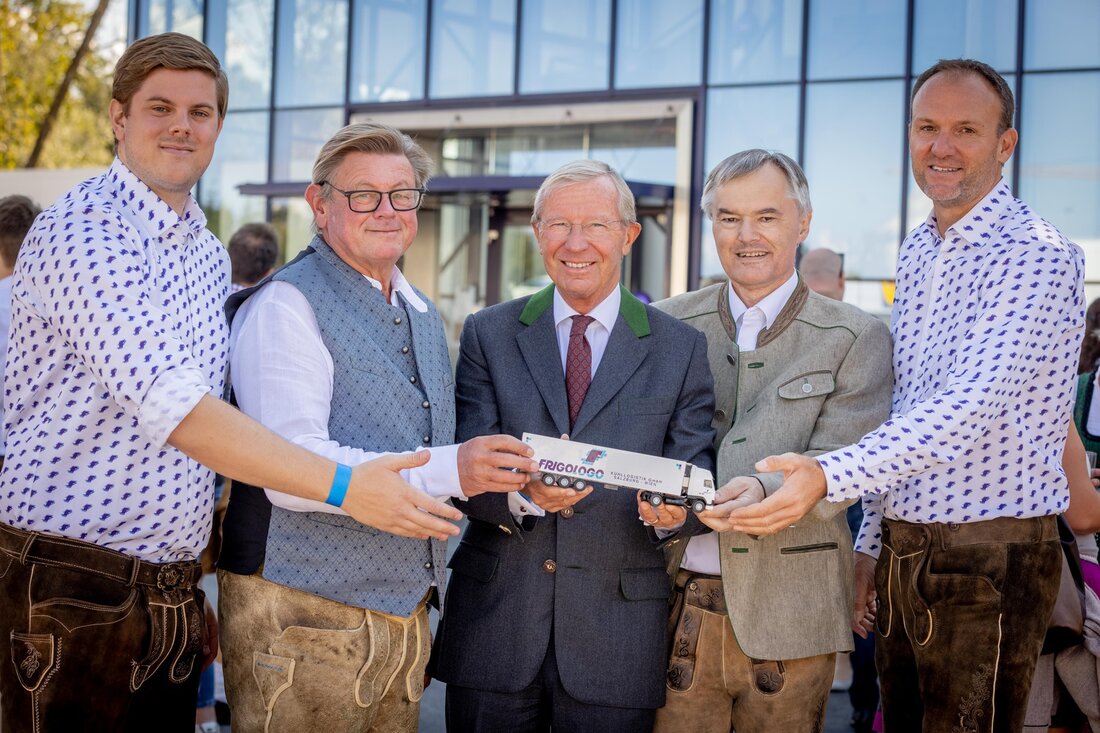 Die LKW mit dem violetten Frigologo-Schriftzug kennt jeder, der auf Österreichs Straßen unterwegs ist. Seit dreißig Jahren ist das Unternehmen fixer Bestandteil der heimischen Lebensmittel-Logistik. Mit dem 28-jährigen Lukas Herzog holt Frigologo-Gründer Fritz Herzog nun seinen Sohn in die Geschäftsführung und leitet damit einen Generationswechsel im Unternehmen ein. Die Anfänge 1991 gründete Fritz Herzog die Frigologo Kühllogistik GmbH, die bereits ein Jahr zuvor unter dem Speditionsnamen „Transiberia“ einen ersten Großauftrag für die Firma „Fortuna“ abwickelte und dadurch erste Kontakte zur Lebensmittelbranche knüpfen konnte: „Ich denke immer gerne an die Anfänge zurück und mit welch bescheidenen Mitteln wir damals gearbeitet haben“, …