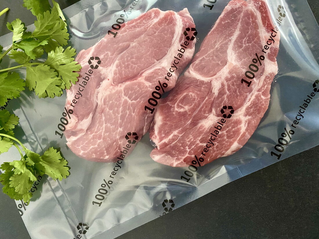 Die Neuheit besteht zu über 95 Prozent aus Polypropylen (PP) und einer dünnen Hochbarriere. Daher auch der Name VAC 95+. Im Gegensatz zum ursprünglichen Verbund aus Polyethylen (PE) und Polyamid (PA) kann PP problemlos wertstofflich recycelt werden. Die innovativen PP-Beutel mit dünner Hochbarriere können in modernen Sortieranlagen identifiziert, aussortiert und danach wieder stofflich verwertet und zu hochreinen Recyclaten aufgearbeitet werden. Aus diesen Recyclaten entstehen wiederum neue Produkte – ein Kreislauf also. Ausgezeichnet recyclingfähig Die sehr gute Recyclingfähigkeit des VAC 95+ wurde jetzt auch offiziell bestätigt: Für die jüngste PP-Beutelgeneration bekam allfo, der europäische Marktführer für hochwertige Vakuumverpackungen, die EU-weite Zertifizierung &hellip;