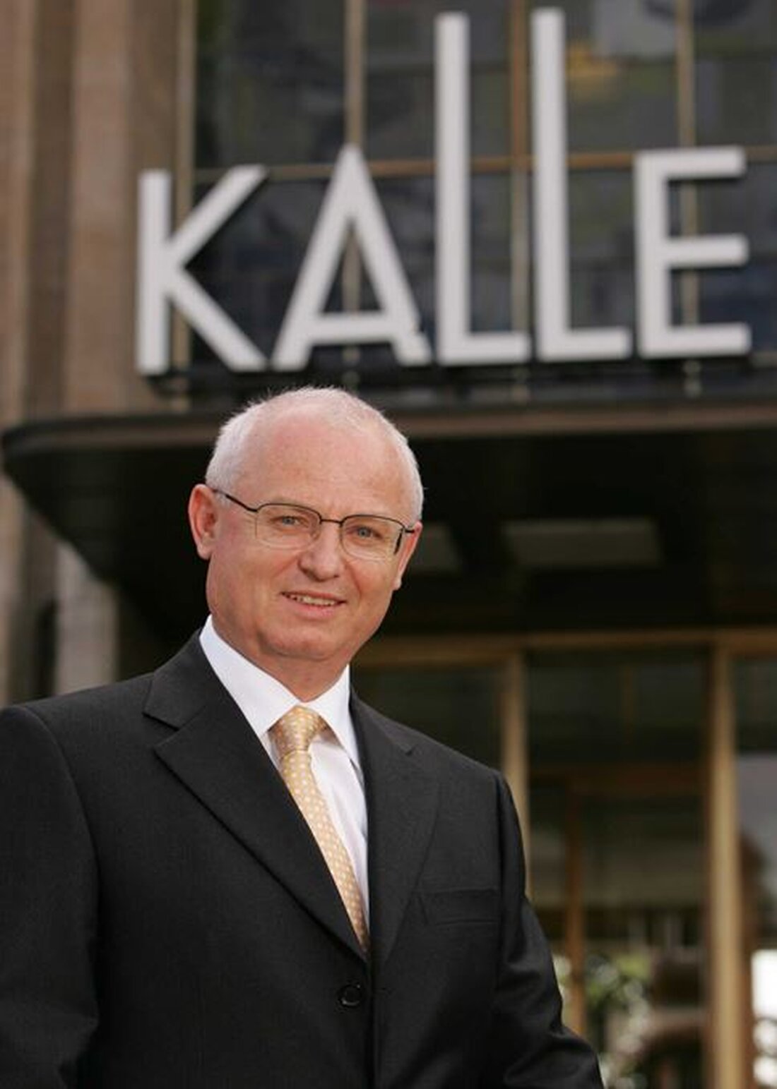 Dr. Walter Niederstätter, der langjährige Vorsitzende der Geschäftsführung der Kalle-Gruppe, ist am 16. Februar nach schwerer Krankheit im Alter von 72 Jahren verstorben. Unter seiner Führung entwickelte sich das Wiesbadener Unternehmen, das bis 1997 zur Hoechst AG gehörte, zu einem der weltweit führenden Produzenten von industriell hergestellten Wursthüllen und Schwammtüchern.