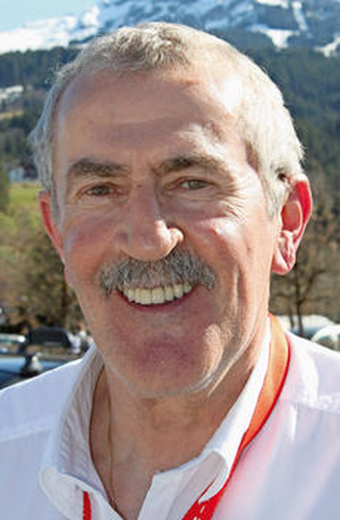 Liebe Kolleginnen und Kollegen,
ich darf mir als Branchenkenner heute das Recht herausnehmen, dem Berufsstand der Fleischer einmal den Spiegel vorzuhalten und einige Fehlentwicklungen innerhalb der Branche aufzeigen.