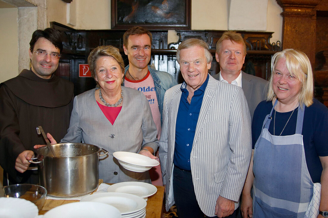 Im Vorfeld des Franziskus-Kirtag der Lebensmittelgewerbe wurden Promis eingeladen, beim Essensausschank für Bedürftige zu helfen