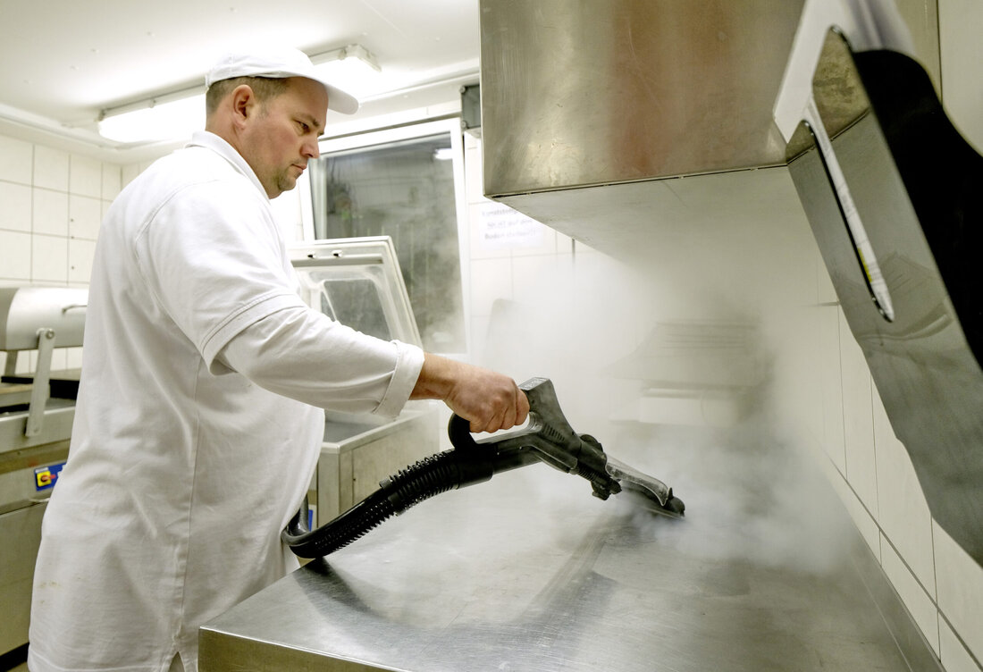 In der Wildmanufaktur-Gosbach wird jeden Tag Wildfleisch verarbeitet, gewürzt, verpackt und gekühlt. Die herkömmliche Reinigung mit Eimer, Bürste und Wasser sorgt hier zum Teil für Probleme: In den Kühlräumen bilden sich durch stehendes Wasser auf dem Boden Reif, Eis sowie Nebel und im Gewürzraum können die Zutaten verkleben. Um gerade auch in diesen besonders sensiblen Arbeitsbereichen für reibungslose Abläufe und Top-Hygiene zu sorgen, setzt das Unternehmen aus Bad Ditzenbach auf das HAC-CP-zertifizierte Dampfsaugsystem Blue Evolution XL+ von beam. Das Multifunktionsgerät des bayerischen Qualitätsherstellers arbeitet mit minimalem Wassereinsatz, mit heißem Trockendampf und entfernt so auch hartnäckigen Schmutz rückstandslos. Dabei kommt der …