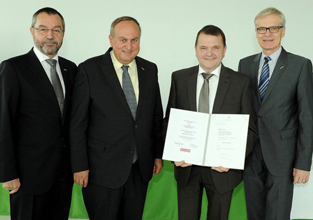 WKOÖ-Präsident Rudolf Trauner überreichte dem Landesinnungsmeister der oö. Lebensmittelgewerbe Willibald Mandl das Dekret über die Verleihung des Berufstitels „Kommerzialrat“. Mandl ist Geschäftsführer der Mandl Fleischhauerei GmbH mit Betrieben in Ternberg, Großraming und Reichraming.