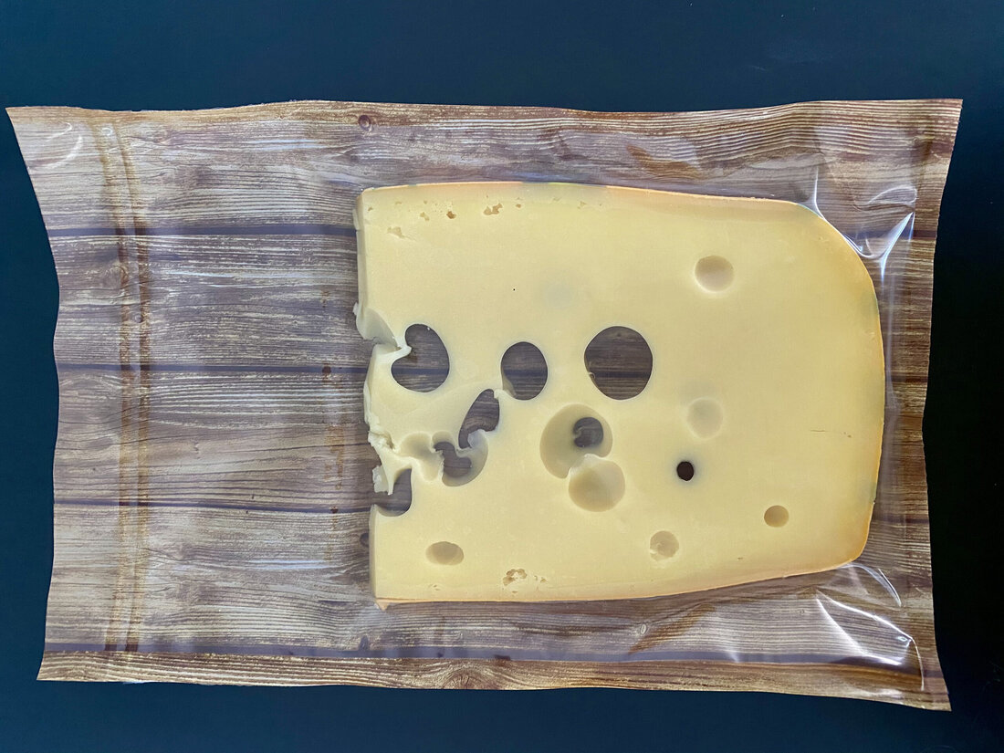 Der Siegelrandbeutel „Wood-Look“ punktet mit einer Kombination aus transparenter Oberseite und einer Unterseite in elegant-rustikaler Holzoptik. Der neue Siegelrandbeutel in der Stärke 90µ verfügt über hochwertige PA/PE-Barrierefolien, die das Aroma bestens erhalten. „Als Verpackungshersteller mit Sitz in Bayern, kennen wir uns mit gemütlichen Brotzeiten natürlich aus. Also haben wir das Brotzeit-Flair kurzerhand auch auf unsere Vakuumbeutel geholt. Die rustikale Holzoptik passt perfekt zu Brotzeit-Spezialitäten aller Art“, erklärt Harald Gessinger, Verkaufsleiter bei allfo. Rustikal-natürliches Beuteldesign setzt Brotzeit-Klassiker in Szene Mit seiner natürlich-rustikalen Holzoptik-Unterseite und der transparenten Oberseite setzt der neue Vakuumbeutel „Wood-Look“ Speck, Schinken und Wurst, aber auch alle Käsesorten perfekt &hellip;