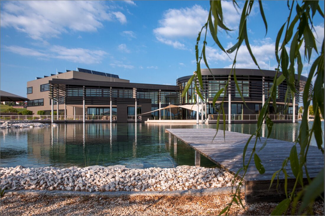 Mit über 1.200 kundenspezifischen Gewürzmischungen für europäische Fleisch- und Wursthersteller, die Fisch-, Käse- und Convenience-Food-Industrie sowie Backwarenhersteller gilt Zaltech als einer der größten Gewürzhersteller Europas. 2017 hat der Gewürzriese im oberösterreichischen Moosdorf seine neue Firmenzentrale errichtet und mit dem Bau ökologische Meilensteine gesetzt. Dies wurde nun mit dem Platin-Zertifikat der Österreichischen Gesellschaft für Nachhaltige Immobilienwirtschaft (ÖGNI) belohnt. Das ist das höchstmögliche Zertifizierungslevel, das in Österreich erreicht werden kann.