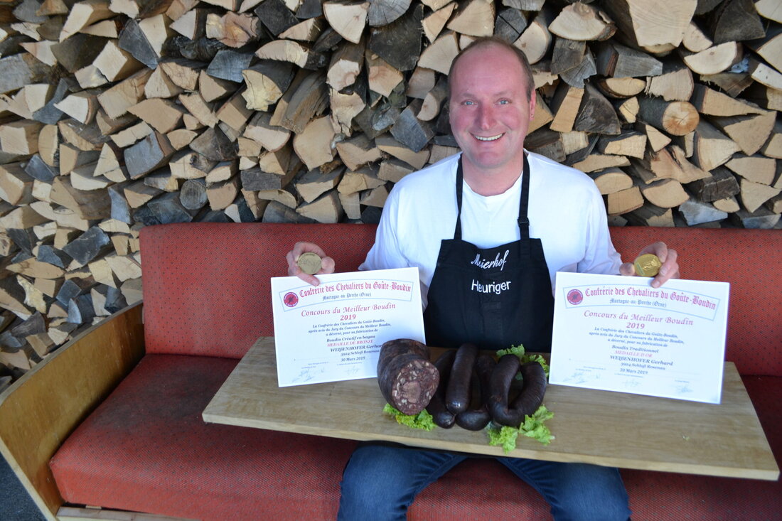Fleischermeister Gerhard Weißenhofer aus Schloss Rosenau errang beim diesjährigen „Concours du Meilleur Boudin“ für seine traditionelle Blunzen die Goldmedaille und für seine „Kreative Blutwurst“ die Bronzemedaille.