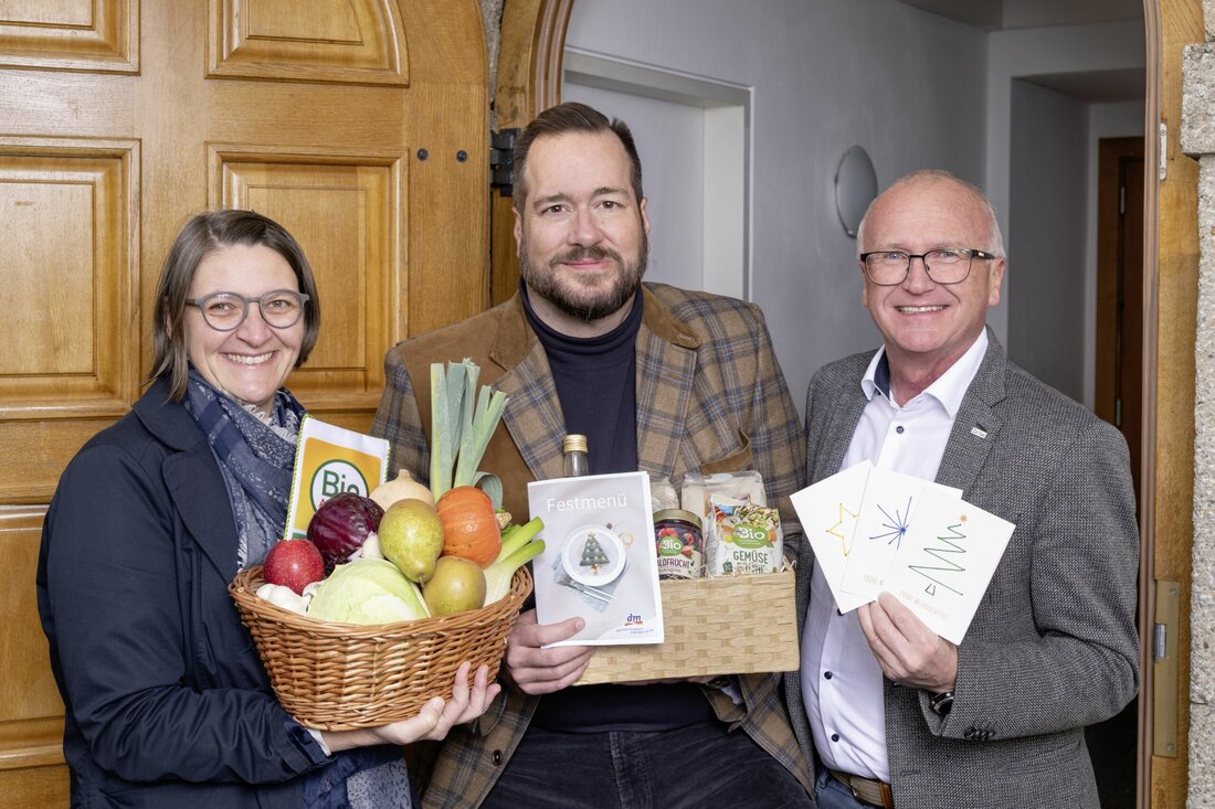 BIO AUSTRIA und die Drogeriemarktkette dm setzen ihre Kooperation fort, um bedürftigen Menschen in sozialen Einrichtungen in ganz Österreich festliche Bio-Mahlzeiten zu ermöglichen. Die Aktion, die bereits zum fünften Mal stattfindet, stellt hochwertige Bio-Zutaten für dreigängige Menüs in Wärmestuben, Notschlafstellen und sozialen Wohnservices bereit. Die Initiative wird Mahlzeiten für insgesamt 2.000 Menschen liefern.