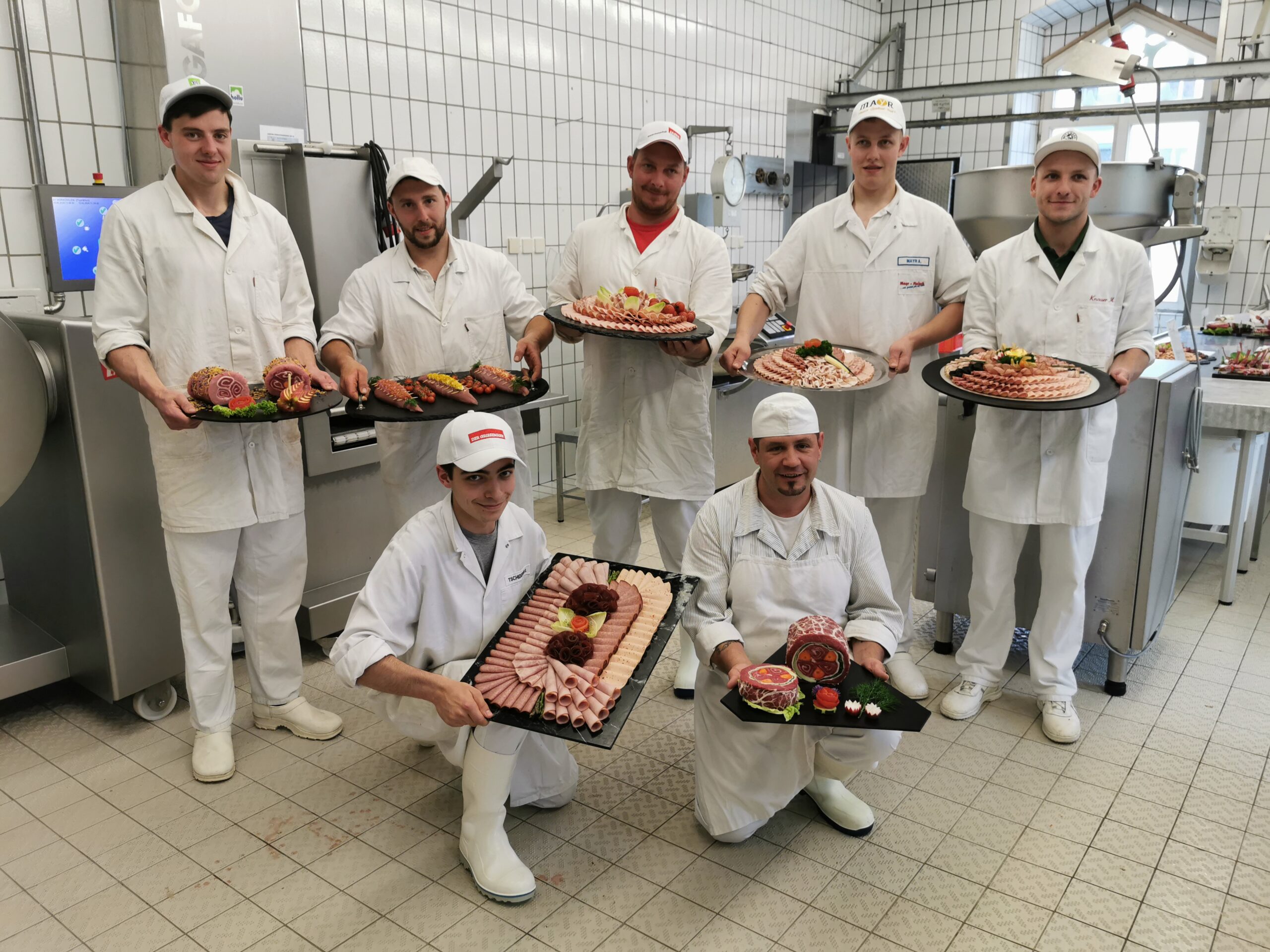 Alle sieben Gesellen haben ihre Fleischermeisterprüfung mit Erfolg bestanden. Sehr erfreulich: Die Teilnehmerzahlen in Tirol sind und bleiben stabil. (© Barbara Egger)