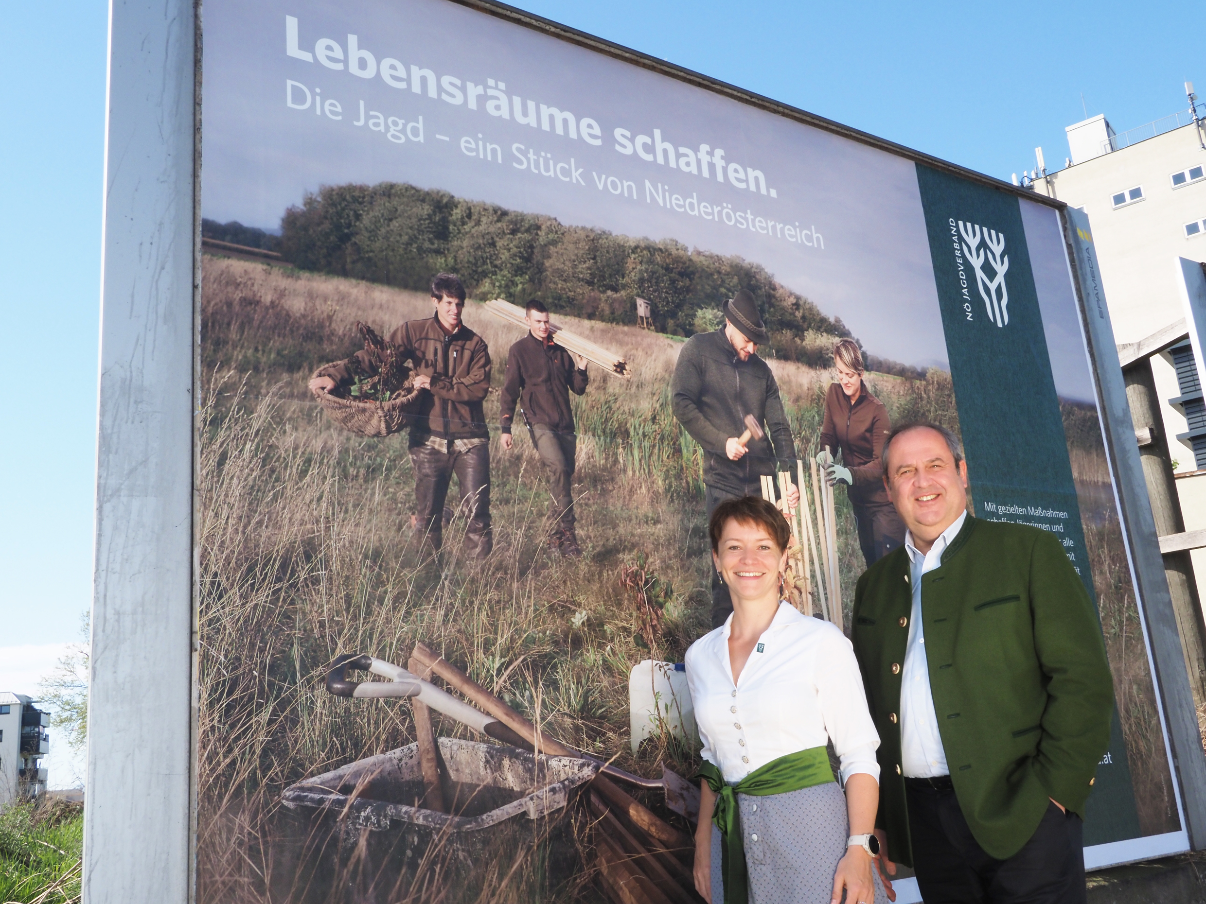 Die Generalsekretärin des NÖ Jagdverbands, Sylvia Scherhaufer, und Landesjägermeister Josef Pröll präsentierten die neue Kampagne mit Sujets zu den Themen Biodiversität und Wildtiergesundheit. (© Gabriele Moser/NÖ Jagdverband)