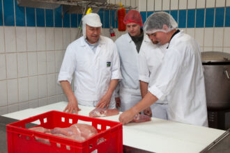 Die Landhof GmbH arbeitete im Projekt unter anderem an recyclingfähigen Verpackungen für Frischfleisch.