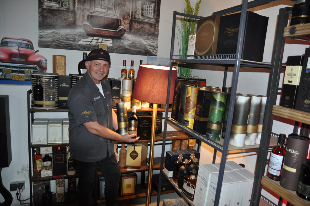In seinem „Rumidor“ kann Adi Matzek seiner Leidenschaft frönen: edlen Rum sowohl zum Kaufen anzubieten als auch seine Sammlung zu vergrößern.