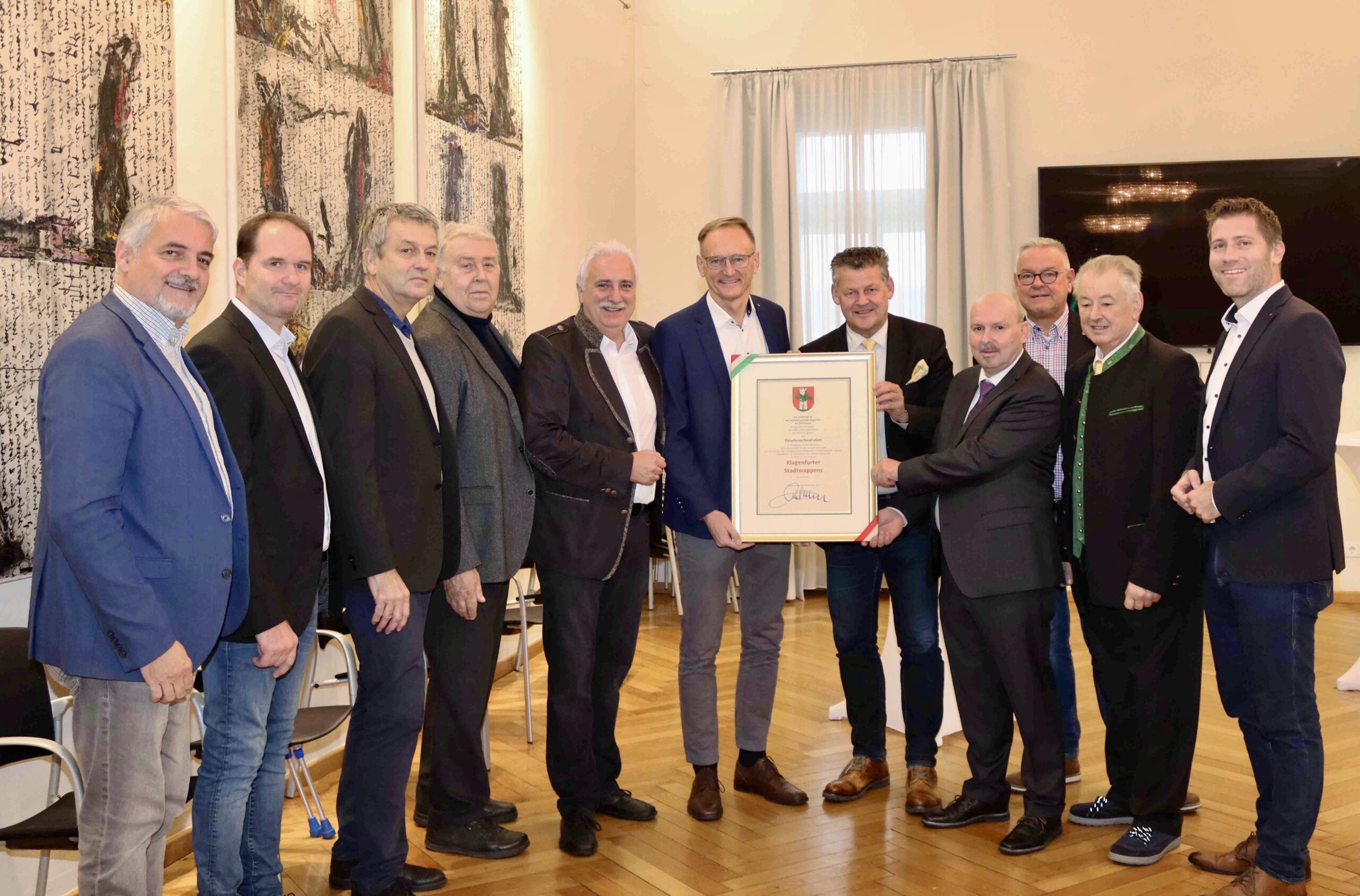 Geschäftsführer Mag. Wolfgang Hartl, Innungsmeister Raimund Plautz und Filialleiter Norbert Zimpernig (Mitte) freuten sich, das Klagenfurter Stadtwappen entgegenzunehmen.