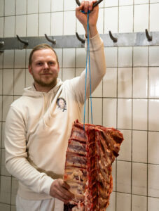 Am 1. April 2023 hat der junge Fleischermeister Christoph Kerschner seine Fleischerei „Der Fleischfürst“ in der niederösterreichischen Bezirkshauptstadt Lilienfeld eröffnet. 