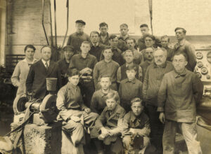 Fototermin mit den Firmenchefs:<br />Die Handtmann- Belegschaft im Jahr 1936, links Karl Handtmann und seine älteste Tochter Carol, rechts mit Schnurrbart der Bruder Albert Handtmann. © Beigestellt