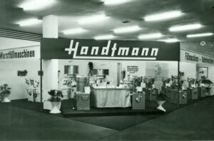 Erfolgreicher Messeauftritt: Auf der Internationalen Fleischwirtschaftlichen Fachausstellung IFFA 1962 in München verkauft Handtmann auf einen Schlag 152 seiner neuartigen Füllautomaten und überrascht die Fachwelt. © Beigestellt