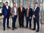 Generationswechsel: Thomas Handtmann (Mitte) übergibt im 150. Jubiläumsjahr die Geschäftsführung an seinen Sohn Markus (Mitte li.) und seinen Neffen Valentin Ulrich (Mitte re.). Weitere Geschäftsführer sind: Harald Suchanka (li. außen) und Dr. Mark Betzold (re. außen). © Beigestellt