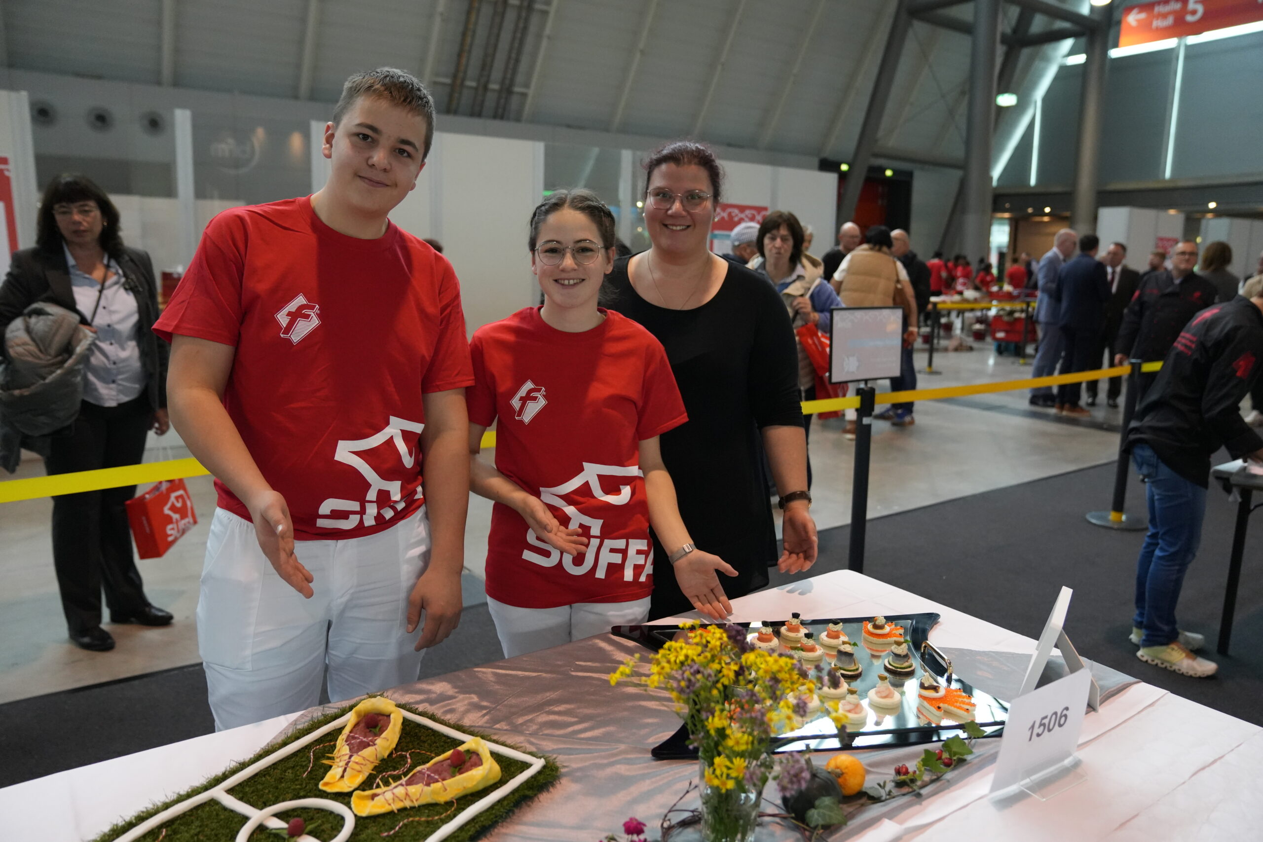 Das österreichische Team von der Berufsschule 10 in Linz freute sich über Silber (v. li.): Tobias Hönickl, Theresa Ott-Berger und Fachlehrerin Ulrike Schmittner.