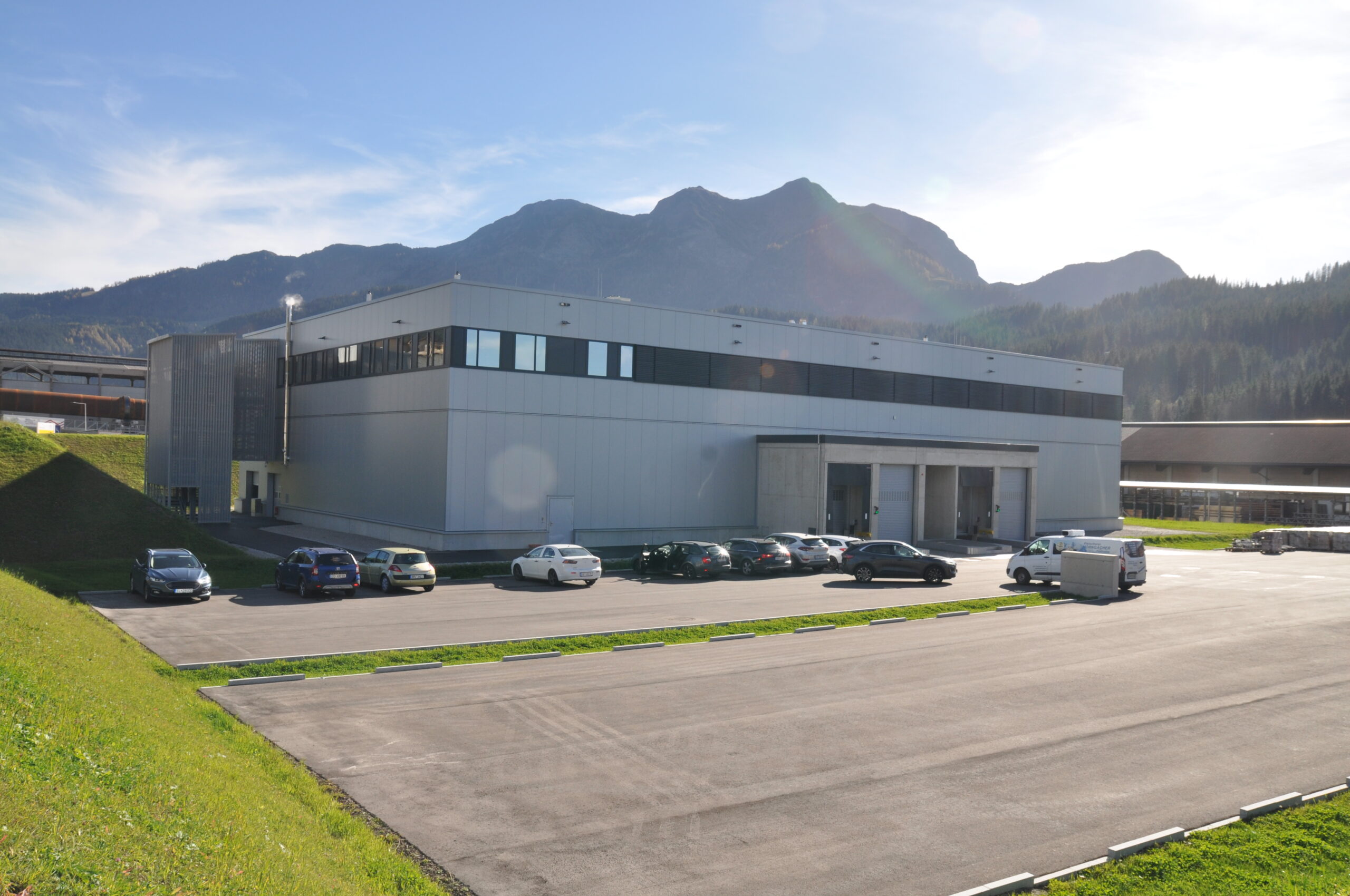 Horngacher-Gebäude in Hochfilzen. Wie es für die Beschäftigten und das Anlagevermögen der Horngacher GmbH weitergeht, liegt nun in den Händen des Insolvenzverwalters. © HaRo