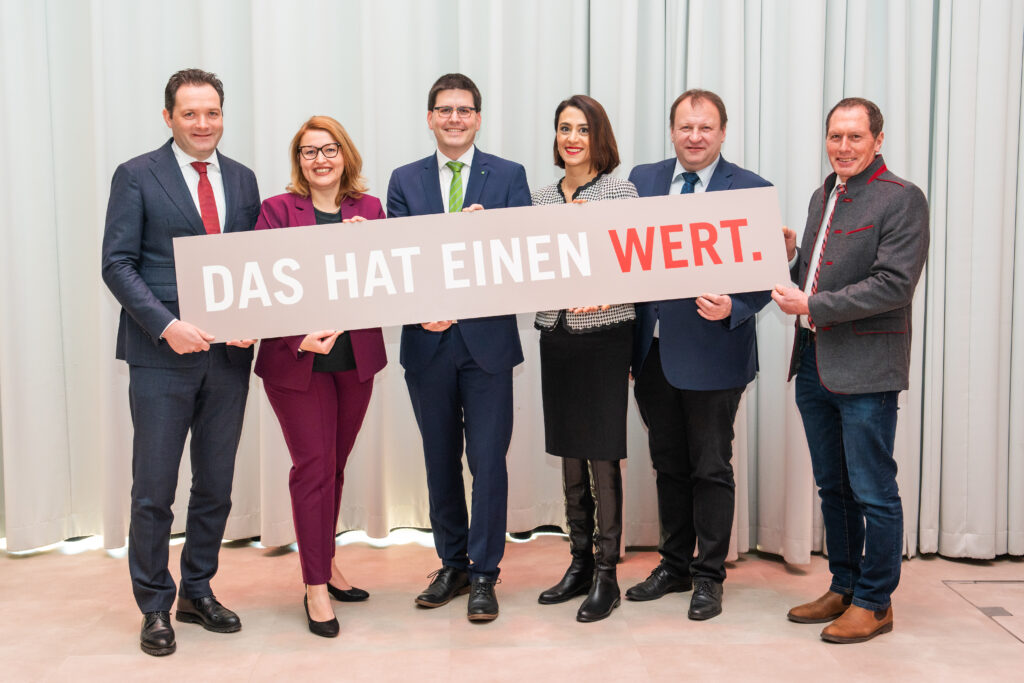 Bundesminister für Land- und Forstwirtschaft Norbert Totschnig, AMA-Marketing GF Christina Mutenthaler-Sipek, AMA-Marketing Aufsichtsratsvorsitzender Lorenz Mayr, AMA-Vorständin Lena Karasz, AMA-Vorstandsvorsitzender Günter Griesmayr, Präsident der Landwirtschaftskammer Österreich Josef Moosbrugger. Credit: AMA-Marketing/ Thomas Meyer