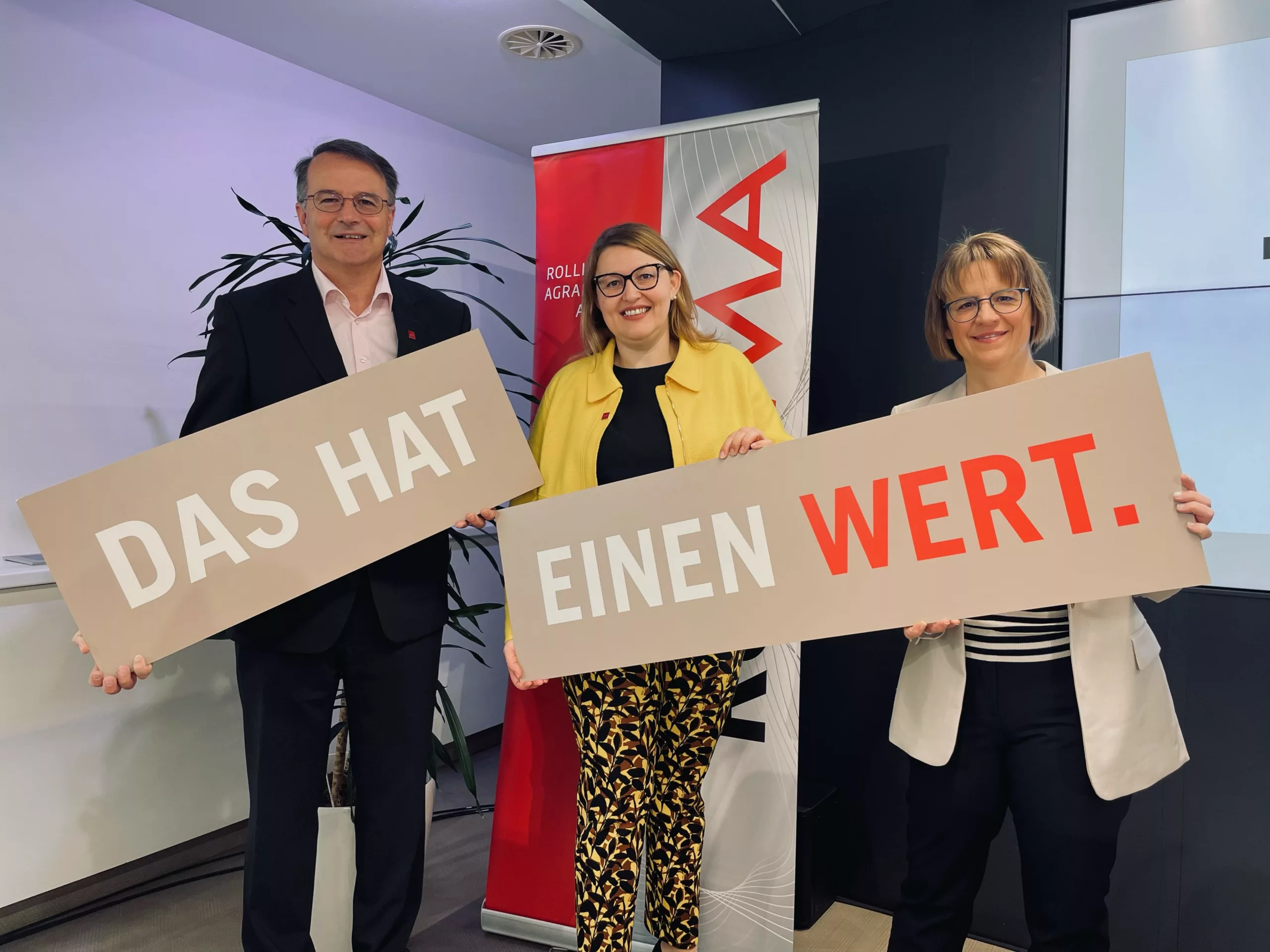 Martin Greßl (Leiter Qualitätsmanagement und Prokurist), Christina Mutenthaler-Sipek (Geschäftsführerin AMA-Marketing) und Micaela Schantl (Leiterin Marktforschung)