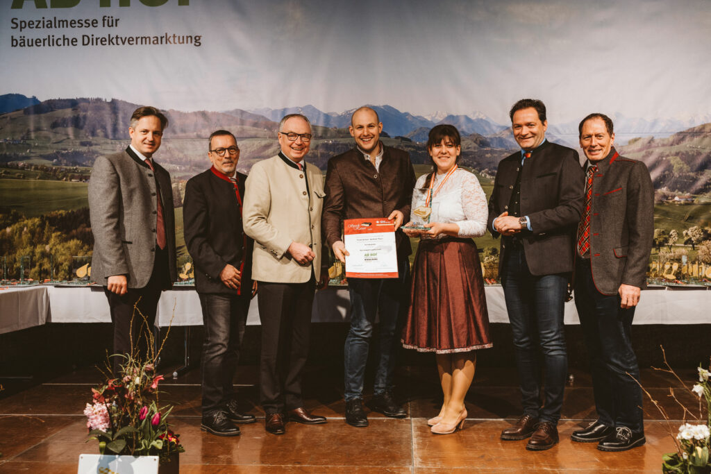 Johannes Schmucken- schlager, Martin Rogenhofer, Stephan Pernkopf, Bundesminister Norbert Totschnig und LK-Präsident Josef Moosbrugger gratulieren Anna und Romed Plank (Mitte).