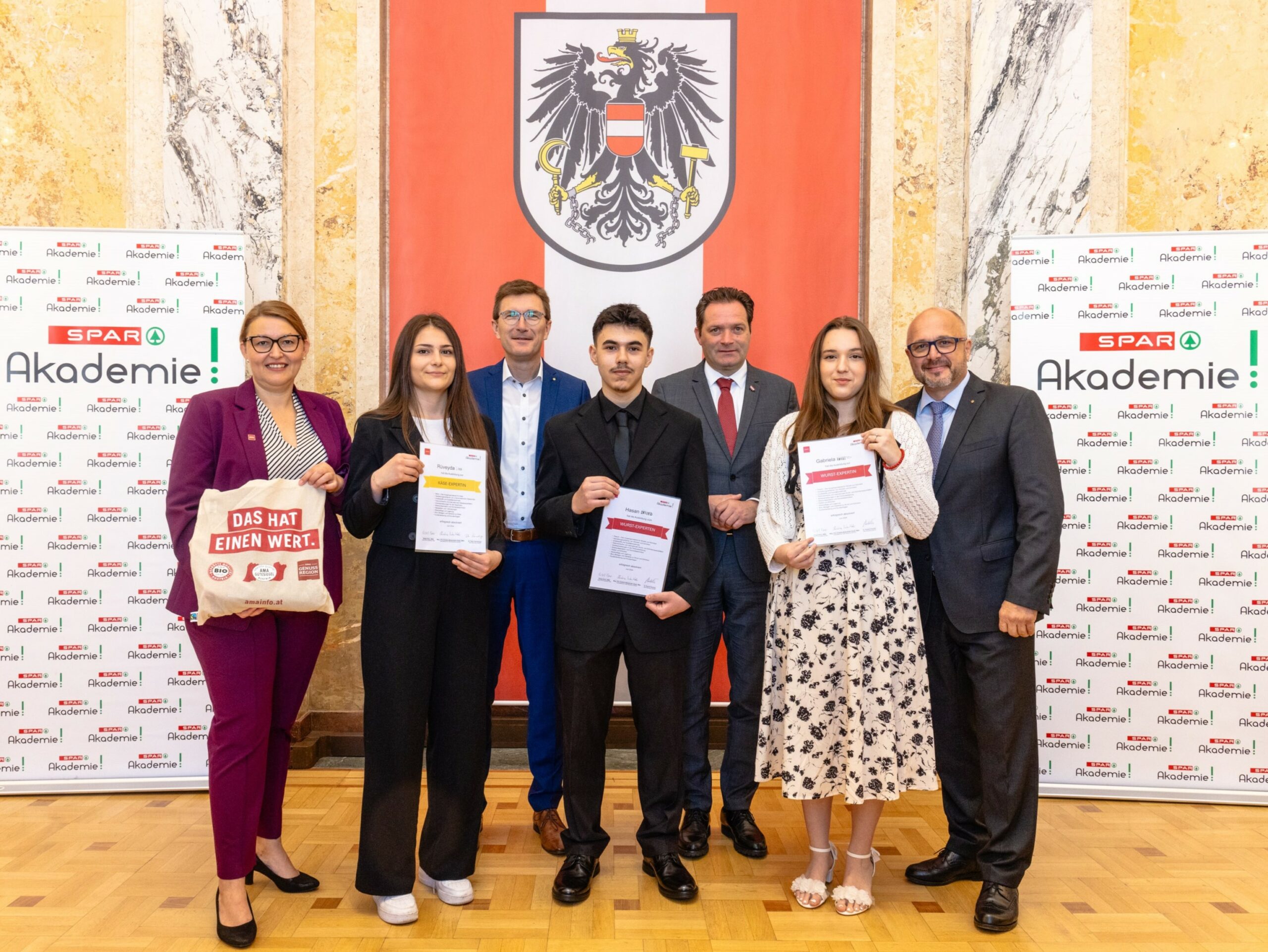 Die SPAR-Lehrlinge Rüveyda, Hasan und Gabriela mit AMA-Geschäftsführerin Christina Mutenthaler-Sipek, SPAR-Geschäftsführer Alois Huber, Bundesminister Norbert Totschnig und der Leiter der SPAR-Akademie Wien Robert Renz