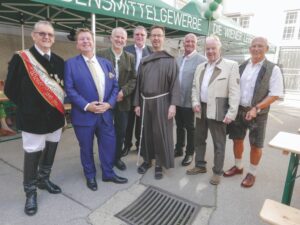 Fahnenjunker des MGV Engelbert Jandrisits, LIM-Stv. KommR Horst Stierschneider, Obmann des Bundesverbandes der österr. Bäcker Josef Schrott, Gremialobmann Agrarhandel KommR Ewald Schwarz, Guardian des Franziskanerodens Pater Oliver Ruggenthaler, LI-GF Dr. Klaus Puza, Obmann des MGV KommR Erwin Fellner und MGV-Mitglied Franz Smodics (v.l.n.r.).