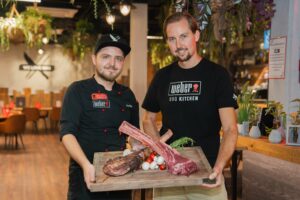 Daniel Bönhold (Grillmeister im Grillrestaurant BBQ 1952) René Peuschler (Geschäftsführer Weber Original Store Graz-Seiersberg) Bild: Christof Hütter Photography