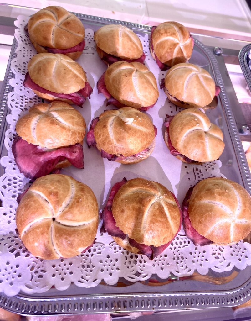 Jarmila und Roman Thum baten zum Herbstfest in die Örtlichkeiten der Firmenzentrale an der Triesterstraße. Aufgetischt wurden Semmeln mit wahlweise Beinschinken und Roastbeef. 