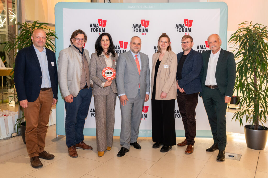 Paul Axmann (Österreichischer Delegierter im ständigen Ausschuss für biologische Produktion Brüssel), Robert Rosenstatter (GF BioArt AG), Barbara Köcher-Schulz (Bio-Marketing AMA-Marketing), Matthias Grün (Vorstand Esterhazy Privatstiftungen), Magdalena Barth (Bio-Bäuerin), Thomas Weber (Moderator) und Jürgen Heß (Vorstandvorsitzender Forschungsinstitut für biologischen Landbau Deutschland).Credit: AMA-Marketing/ Thomas Meyer