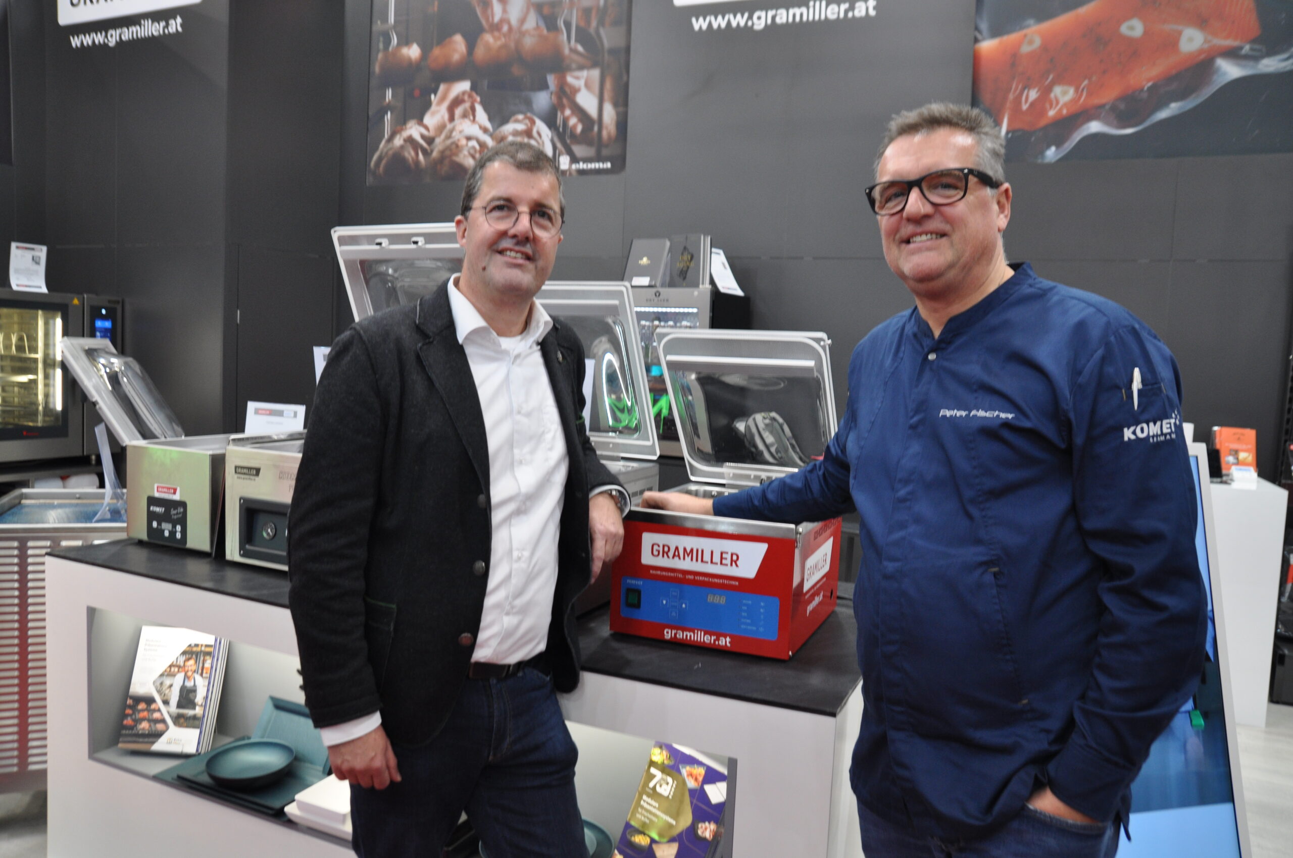 Gramiller-Geschäftsführer Gerhard Pockenauer (l.) und Peter Fischer von Komet vor einer handlichen Vakuumverpackungsmaschine. © HaRo