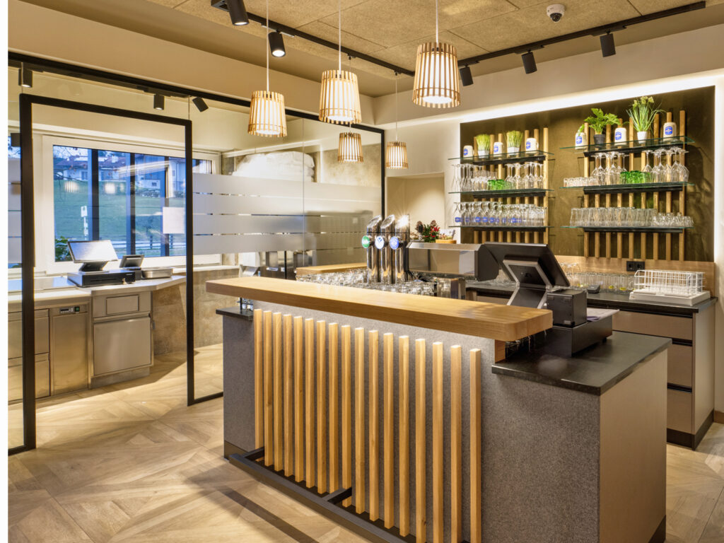 Flächenlayout, das passt: kurze Wege für die Mitarbeitenden, die Gäste im Gastraum und am Eisverkauf im Blick.© Aichinger