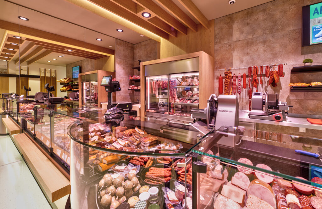 Eye-Catcher in der Thekenlinie: das halbrunde Modul MaxxPoint.© Aichinger