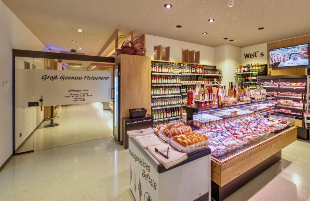 Bezahlt wird im SB-Shop an einem Self-Check-out-Terminal. © Aichinger