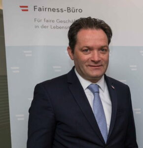 „Diese hohe Marktkonzentration führt zu harten Preisverhandlungen, drohenden Auslistungen und einseitigen Vertragsänderungen. Mehr als 100.000 bäuerliche Betriebe und Verarbeiter stehen einer Handvoll Handelsriesen gegenüber – das ist ein Kampf mit ungleichen Waffen“, so Norbert Totschnig. (Bild: BML/Rene Hemerka)