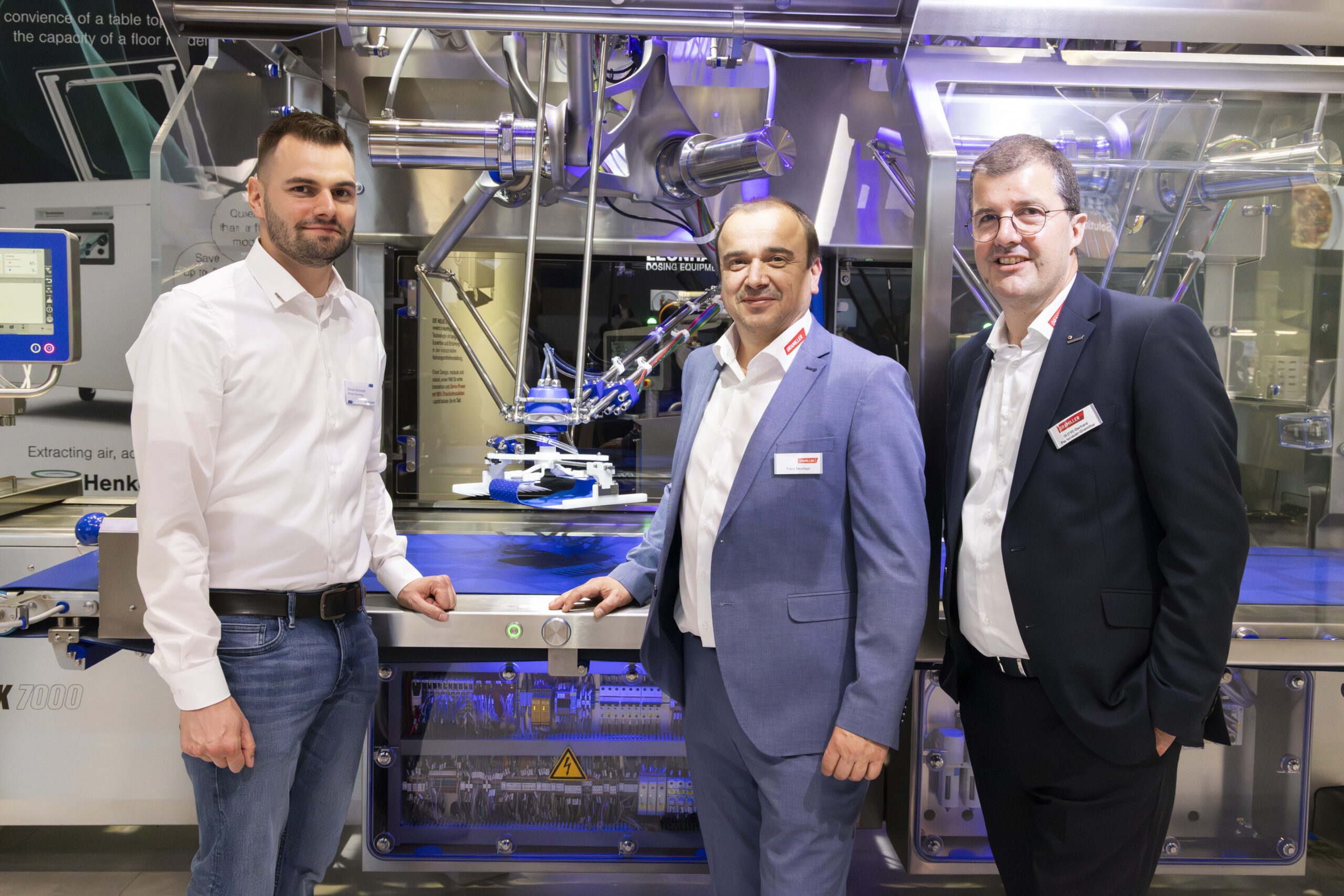 Der von Weber Food Technology in Zusammenarbeit mit der RWTH Aachen neuartig designte Pick-Roboter ist der schnellste der Welt – Simon Schmidt, Franz Neumayr und Gerhard Pockenauer-Gramiller freuen sich über den Weltrekord!