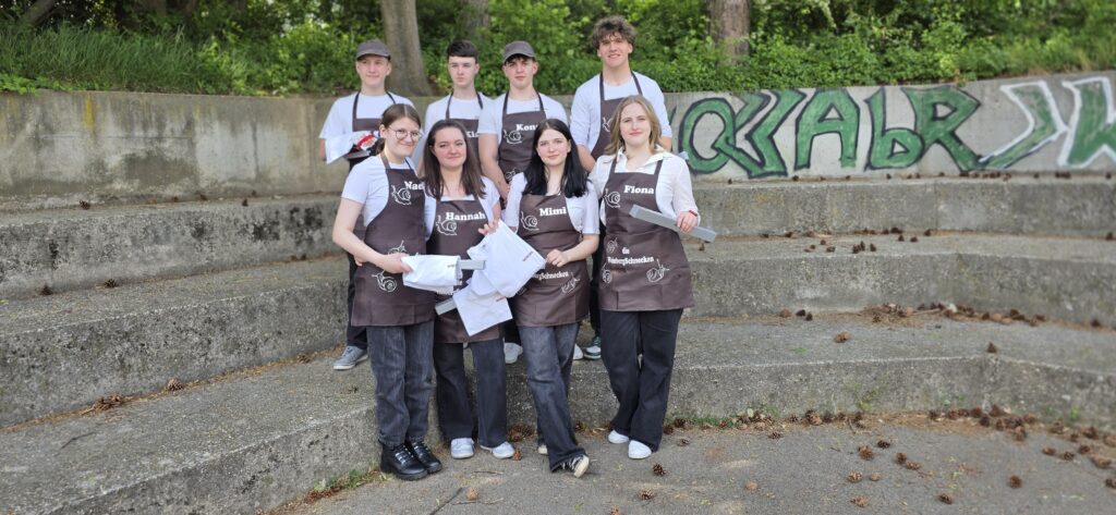 Grill-Sieger 2025: Das Team „Die Weinbergschnecken“ überzeugte mit Kreativität, Teamgeist und Geschmack. Maximilian Bayer, Naemi Guttmann, Hannah Eiböck, Kian Schmid, Konstantin Klein, Miriam Gilmaier, Leopold Dopplinger und Fiona Erd (v. l.). © Andrea Pascher