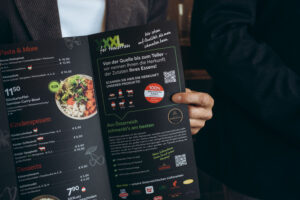 Auf den neuen Speisekarten der XXXLutz-Restaurants werden österreichische Produkte künftig klar ausgewiesen. © Mila Zytka