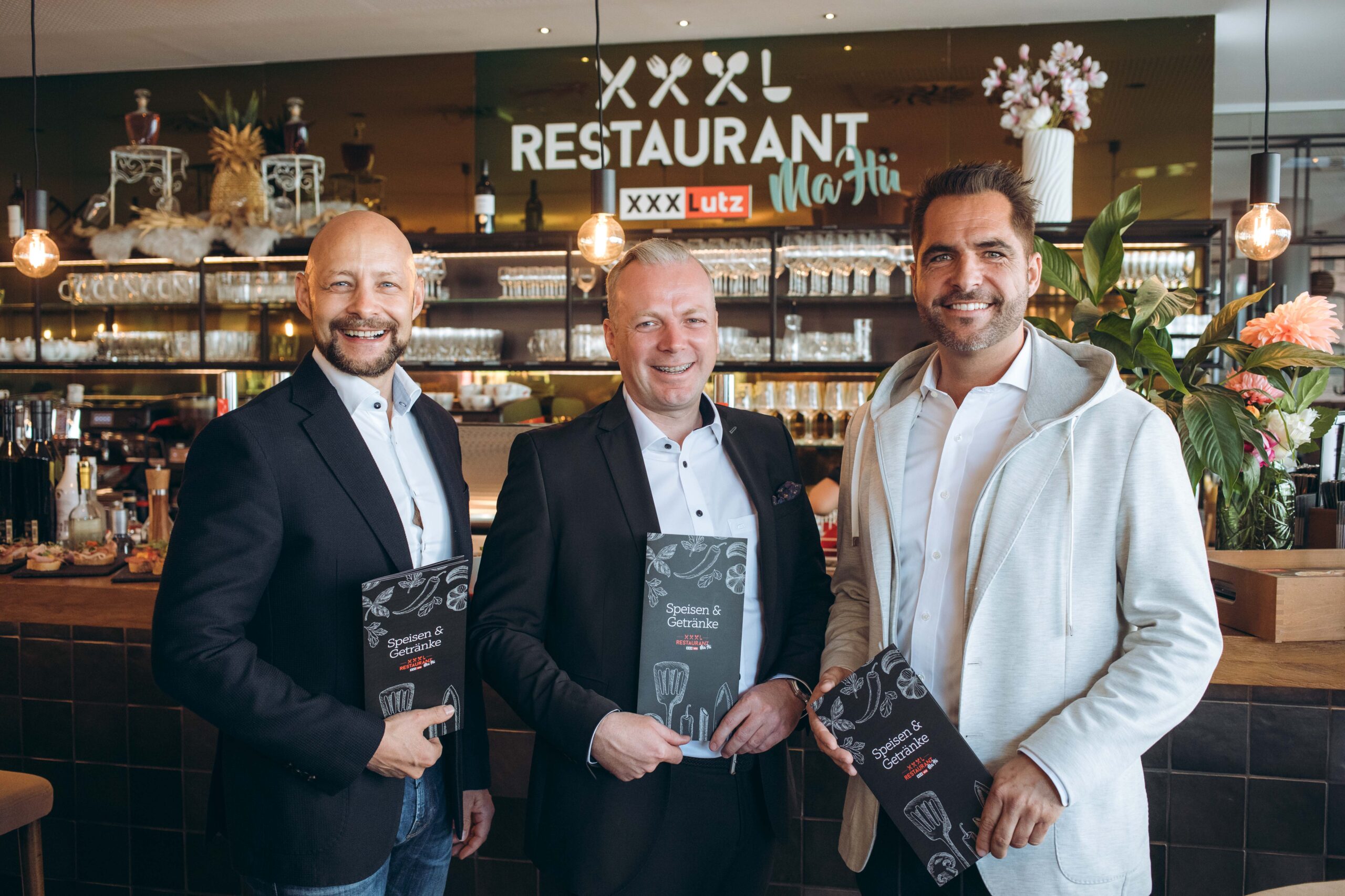 Hannes Royer (Land schafft Leben), Andreas Haderer (XXXLutz-Gastronomie) und Florian Hütthaler (Hütthaler KG) präsentierten die neue Speisekarte. © Mila Zytka