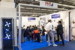 Die Hygiene Alliance war auf der IFFA 2025 erstmals mit einem gemeinsamen Messestand in Halle 8, Stand 96 vertreten. Die Highlights auf dem Stand waren neben den innovativen Behälterreinigungsanlagen sowie einige Anlagen zur Personalhygiene zwei neue Systeme: das smarte eLink und das Kistenüberwachungssystem eCIS. Die Hygiene Alliance kam durchweg positiv bei den Besuchern an und weckte Neugier auf die gemeinsame Zukunft. Neben bekannten Gesichtern konnten auch viele neue internationale Kontakte geknüpft und einige neue Projekte angestoßen werden.. © Matthias Wenger